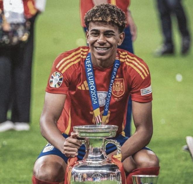 打疯了！国米横扫科莫登顶，劳塔罗回应质疑，齐沃激活水货太神